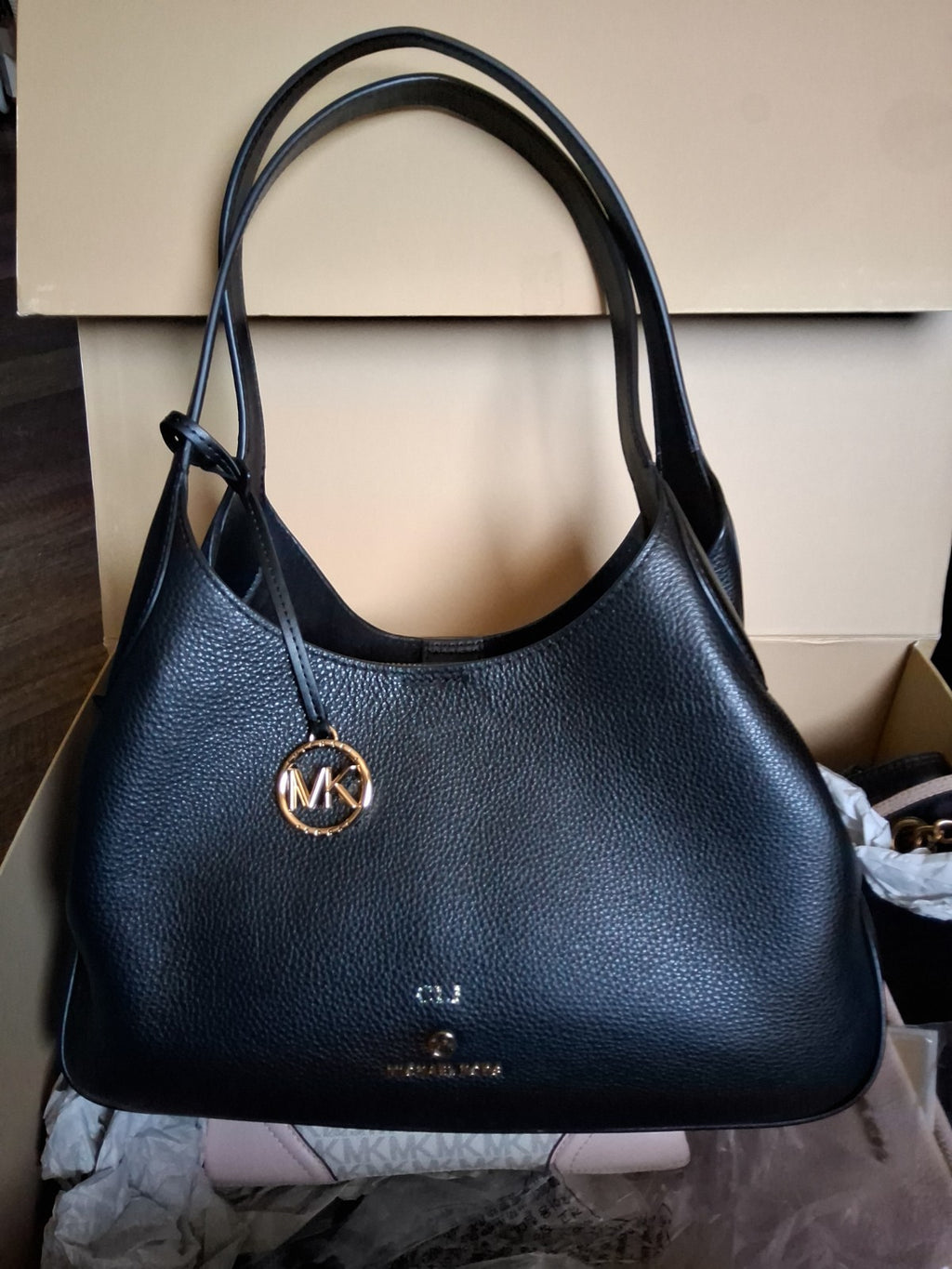 Michael Kors Kelsey pebbled leather shoulder bag featuring gold-tone hardware