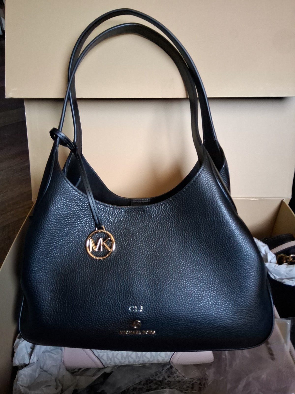 Michael Kors Kelsey pebbled leather shoulder bag featuring gold-tone hardware