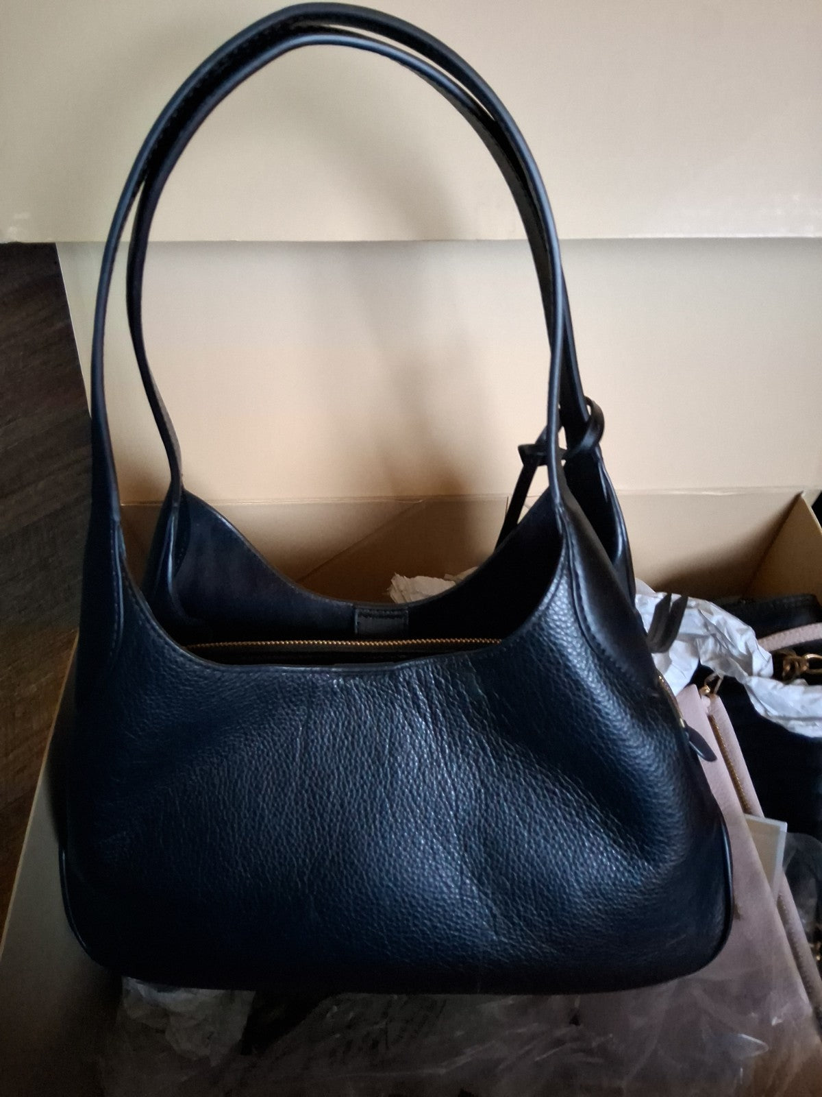 Michael Kors Kelsey pebbled leather shoulder bag featuring gold-tone hardware