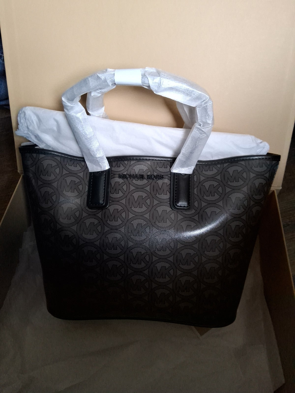 Michael Kors Brand New with Tag Sealed/Wrapped In Plastic Bag. 100% Authentic.