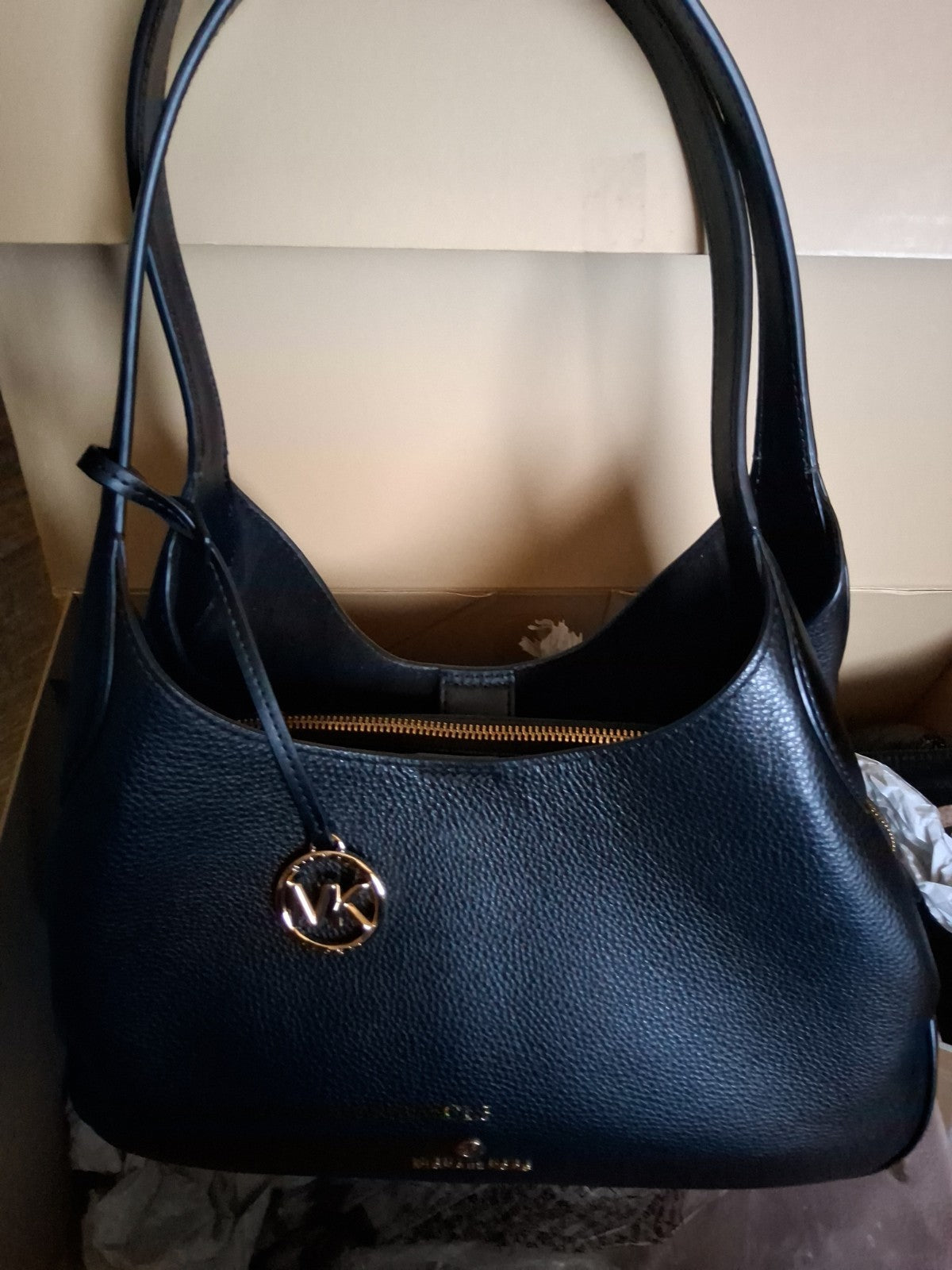 Michael Kors Kelsey pebbled leather shoulder bag featuring gold-tone hardware