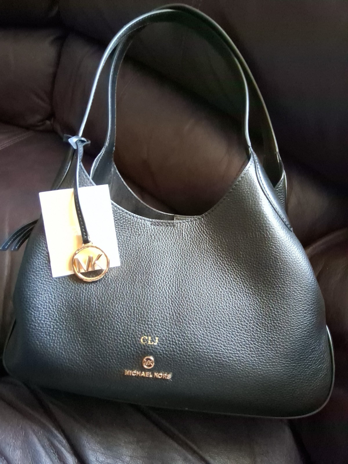 Michael Kors Kelsey pebbled leather shoulder bag featuring gold-tone hardware